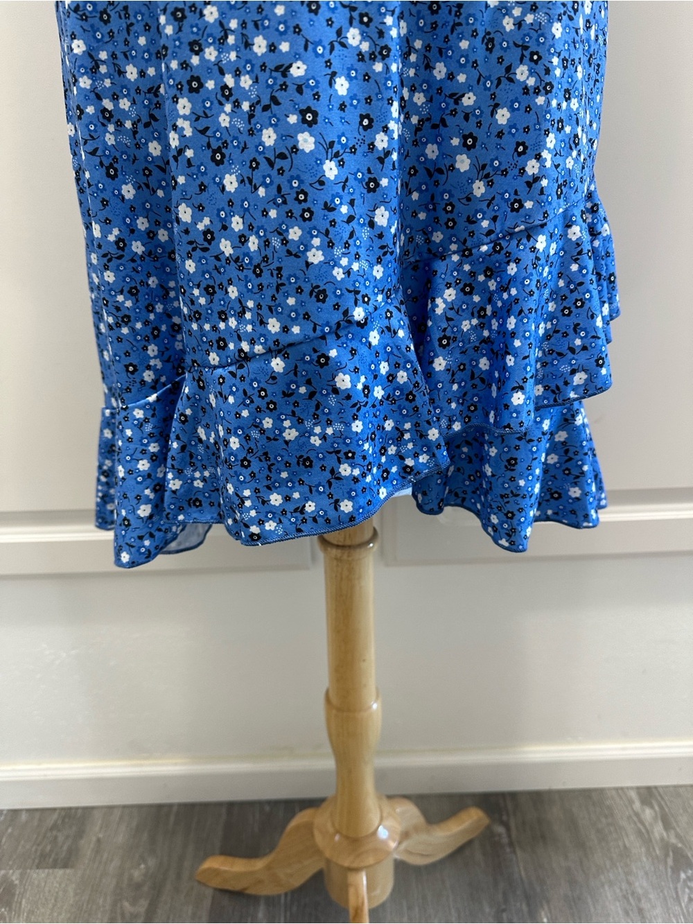 Sleeveless Blue Floral Midi Dress with Ruffle Hem - Picture 7 of 12
